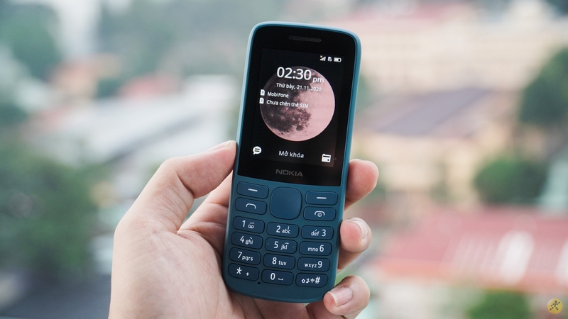 Trên tay Nokia 215 4G: 'Cục gạch' với ngoại hình nhỏ gọn, 4G tiện lợi