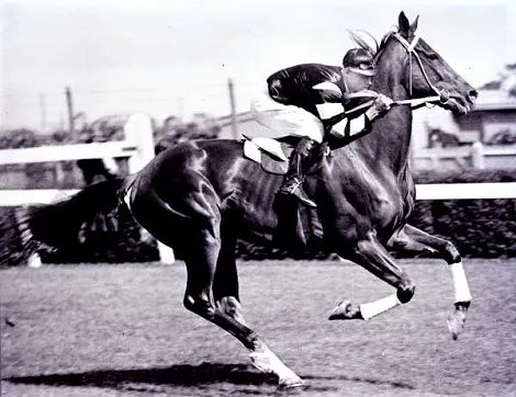 Phar Lap cùng nài ngựa Jim Pike cưỡi ngựa tại trường đua Flemington năm 1930
