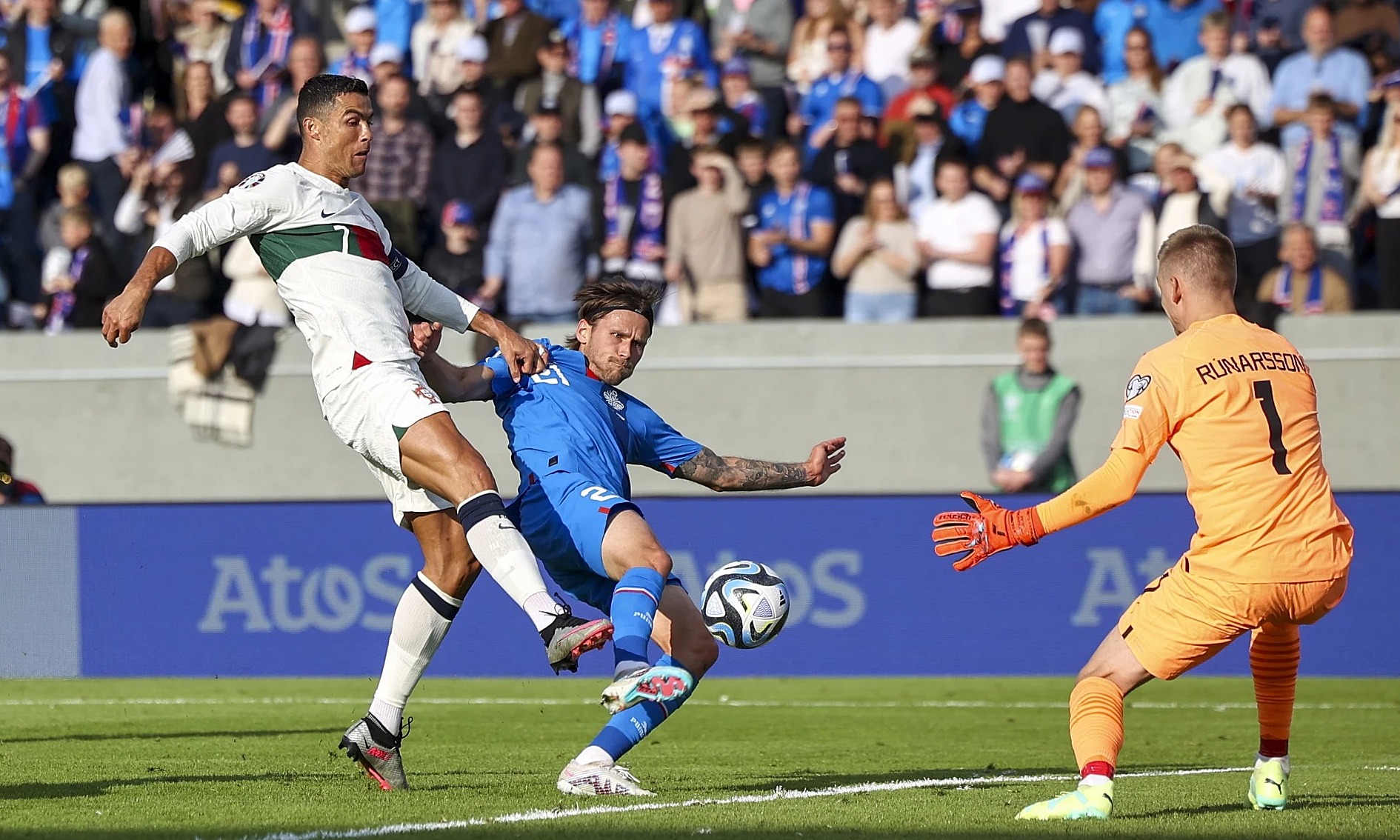 Ronaldo mãn nguyện khi ghi bàn trong trận thứ 200 cấp ĐTQG - VnExpress Thể thao