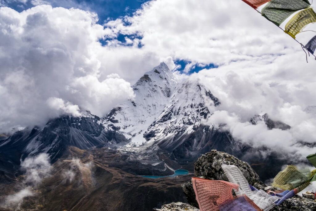 Mount Everest Base Camp - điểm dừng chân đầu tiên trên hành trình chinh phục đỉnh Everest. Thomas Pais