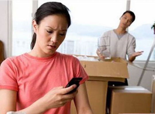 Vợ có nên theo dõi và đọc trộm tin nhắn của chồng? | Phụ nữ - Báo Người Lao Động