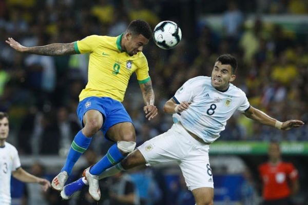 Kỹ thuật đánh đầu trong bóng đá: Các yếu tố quan trọng và cách thực hiện